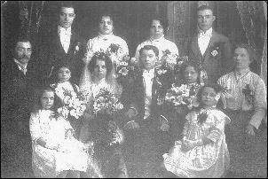 Весілля Йосифа Лісньовського й Анастазії Чучман. Манчестер, 1915 р. (Є. Небесняк, "З червоної калини на червону рожу")